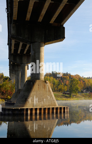 Image de chute des reflets et des ponts dans le calme de l'eau de la rivière claire sur un matin d'automne à New Brunswick Canada Banque D'Images