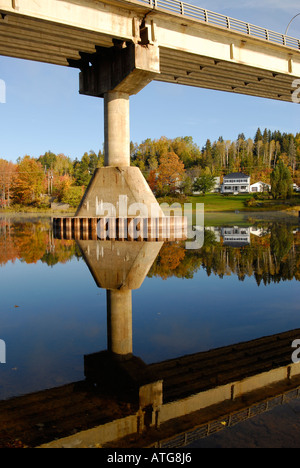 Image de chute des reflets et des ponts dans le calme de l'eau de la rivière claire sur un matin d'automne à New Brunswick Canada Banque D'Images