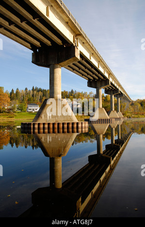 Image de chute des reflets et des ponts dans le calme de l'eau de la rivière claire sur un matin d'automne à New Brunswick Canada Banque D'Images