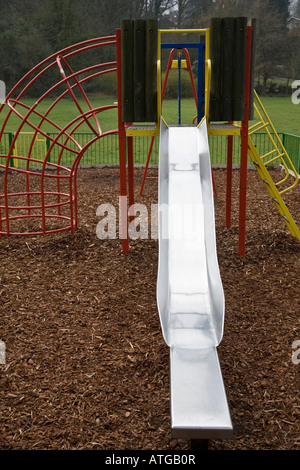 Faites glisser l'enfant dans une aire de jeux, Haslemere, Surrey, Angleterre. Banque D'Images