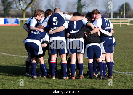 Huddle Groupe avant match de rugby club, Solihull, Angleterre, RU Banque D'Images