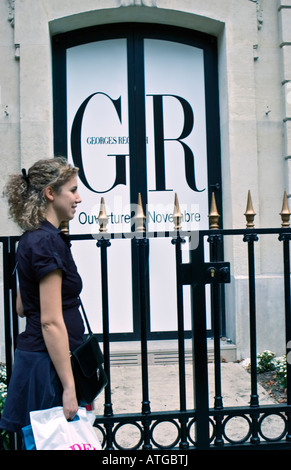 Paris France, Shopping Boutiques de luxe sur l'Avenue Montaigne, scène de rue, femme, à l'extérieur de nouveau 'ouverture bientôt' George Rech Store Se connecter Banque D'Images