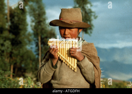 Le portrait d'un jeune Indien jouant le Rondador (flûte de pan) Inca à Cusco, Pérou Banque D'Images