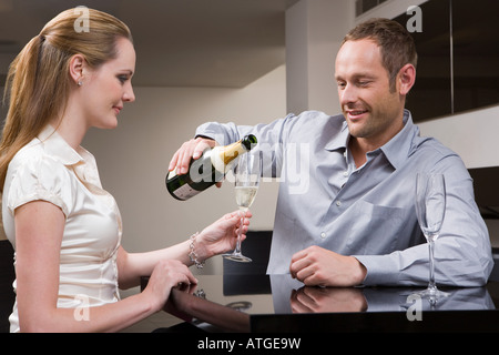 Couple drinking champagne Banque D'Images