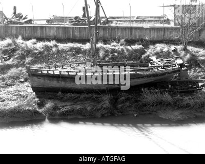 Vieux bateau de pêche sur la boue Banque D'Images