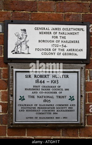 Plaques commémoratives sur le mur de la Mairie, Haslemere Surrey, Angleterre. Banque D'Images