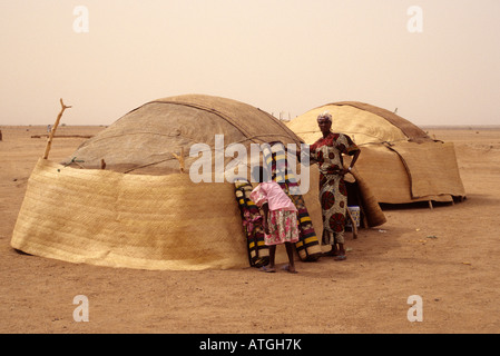 Agadez, Niger. L'abri touareg, une tente, de la poussière dans le ciel Banque D'Images