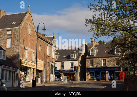 Dee Street à Banchory, Aberdeenshire, à la recherche jusqu'à l'intersection avec la Grande Rue Banque D'Images