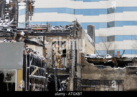 Burnt Out bâtiments victoriens, rue Queen Ouest Toronto après un incendie le 20 février 2008 avec les glaçons et d'une tour à bureau en arrière-plan Banque D'Images