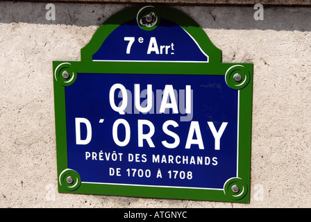 Plaque de rue le long de la rivière en face de la Seine Musée d Orsay Paris France Banque D'Images