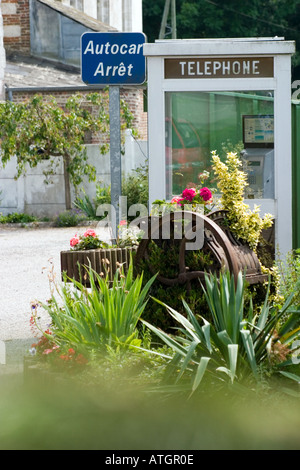 Arrêt de Bus et une cabine téléphonique dans le Pas de Calais village Banque D'Images