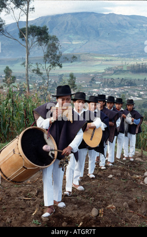 Musiciens andins sur leur flûte de pan et des tambours bombo d'Otavalo, Equateur, Amérique du Sud Banque D'Images