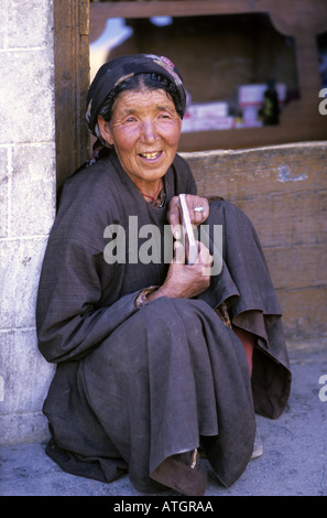 Une femme dans une petite ville de la vallée de Nubra, Ladakh Banque D'Images