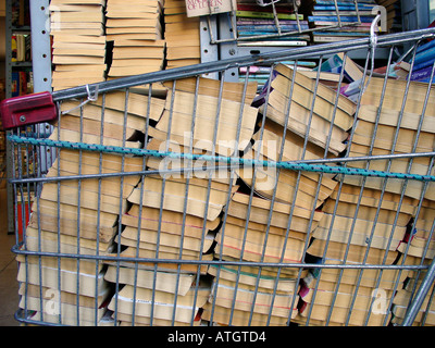 Second hand books sur panier Banque D'Images