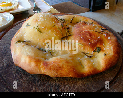 Pain Focaccia italienne avec rosemarin herb et à gros grains de sel Banque D'Images