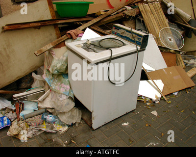 Une vieille machine à laver dans la poubelle Banque D'Images