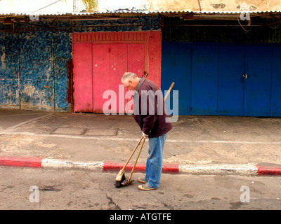 Immigré russe travaille comme balayeuse de route à tel Aviv Israël Banque D'Images