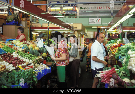 Shopping au marché couvert Kleinmarkthalle Frankfurt Hesse Allemagne Banque D'Images