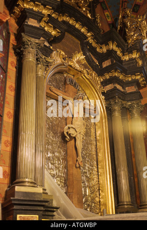 Intérieur de l'église St Mary s Kosciol Mariacki Cracovie le Crucifix de slacker Veit Stoss Banque D'Images