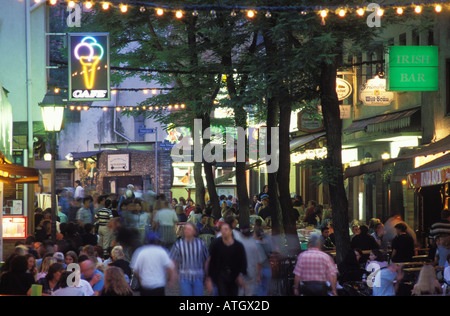 Pubs et restaurants du quartier de plaisance Alt Sachsenhausen à Francfort Allemagne Hesse nuit Banque D'Images