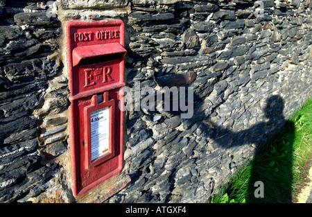 Postbox construit dans un vieux mur d'ardoise dans le village de pêcheurs de Port Gaverne près de Port Isaac Cornouailles du Nord Banque D'Images