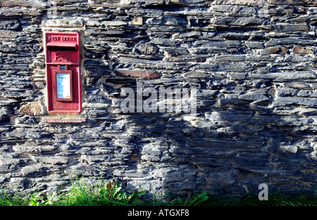 Postbox construit dans un vieux mur d'ardoise dans le village de pêcheurs de Port Gaverne près de Port Isaac Cornouailles du Nord Banque D'Images