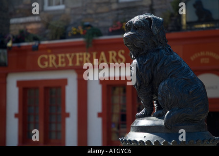 dh Greyfriars statue Bobby VIEILLE VILLE EDINBURGH Memorial à Auld Jock Grays Skye terrier british Historic Dog pubs ecosse Banque D'Images