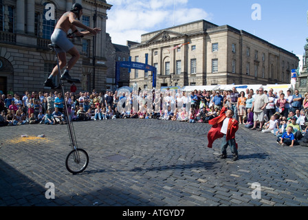 dh Edinburgh Fringe Festival ROYAL MILE FOULES EDINBURGH SCOTLAND Street le divertissement jonglant entre les performances du jongleur Banque D'Images