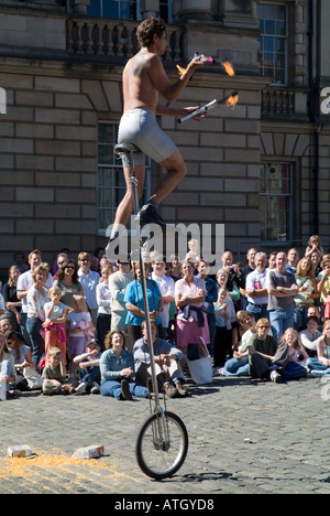 dh Edinburgh Fringe Festival ROYAL MILE ÉDIMBOURG observation de la foule rue le spectacle de jonglage à un seul cycle entre les ballons d'incendie et les foules Banque D'Images