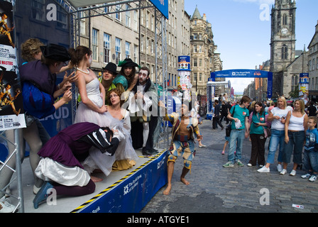 dh Edinburgh Fringe Festival ROYAL MILE EDINBURGH les acteurs Fringe jouent des spectacles de rue public festivals du royaume-uni Banque D'Images