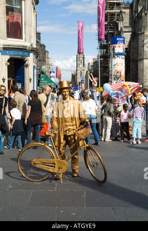 dh Edinburgh Fringe Festival ROYAL MILE EDINBURGH SCOTLAND Street performance robe dorée et statue de vélo spectacle de foule Banque D'Images