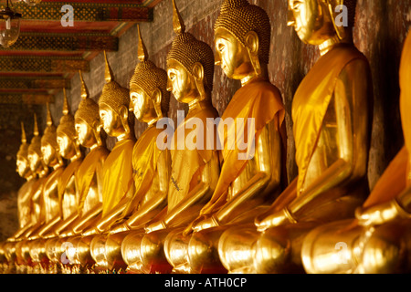 Bouddhas d'or dans la région de Wat Suthat temple à Bangkok Banque D'Images