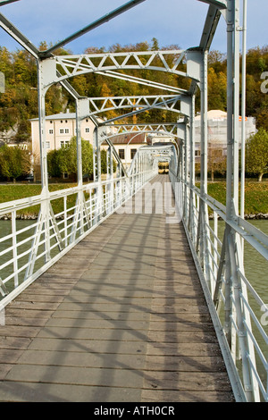 Pied pont sur la Salzach à Salzbourg en Autriche, celle qui a été utilisée dans le son de la musique. Banque D'Images