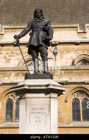 Statue de Oliver Cromwell devant les Maisons du Parlement à Londres Banque D'Images