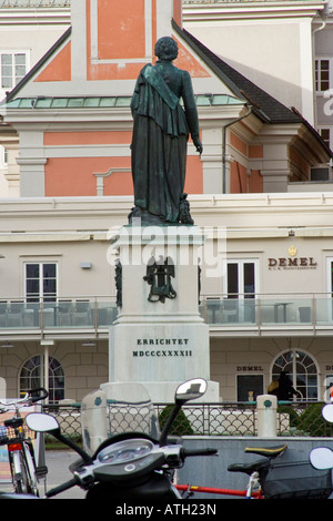 Statue dans la Mozartplatz, dans la vieille ville de Salzbourg. Banque D'Images