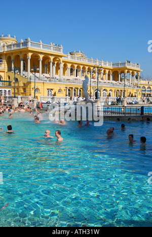 Piscine thermale de plein air, des bains Szechenyi, Varosliget, Pest, Budapest, Hongrie Banque D'Images