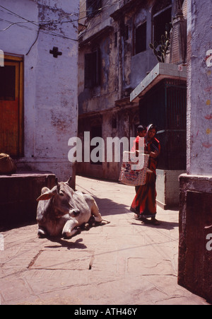 Femme ruelle avec gc, Delhi, Inde la rue Banque D'Images