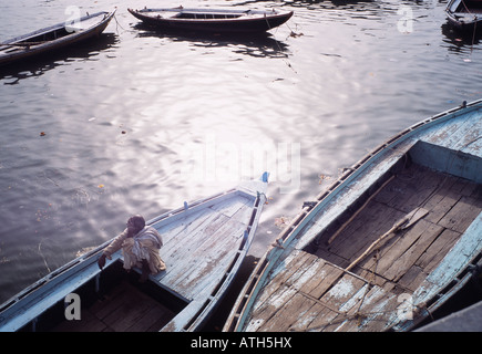 L'homme indien sur bateau, Gange, Varanasi Banque D'Images