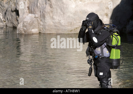 Scuba Diver standing in river Banque D'Images