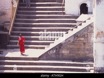 Femme en sari, temple de Pashupatinath, Népal ghats Banque D'Images