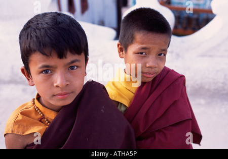 Deux moines novices dans des robes, Tibet Banque D'Images