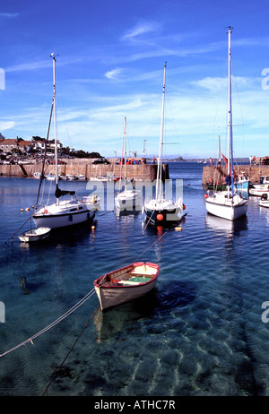 Mousehole est un village de pêcheurs près de Newlyn à Cornwall Angleterre réputé pour avoir un des plus beaux ports du Royaume-Uni Banque D'Images