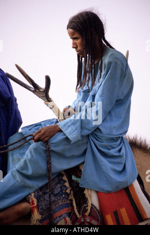 In-Gall, près d'Agadez, au Niger. Jeune homme touareg sur chameau, visible de selle Banque D'Images