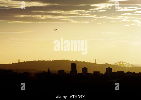 Avions de transport de passagers sur la trajectoire de descente à l'aéroport d'Edimbourg, Ecosse, vu de Calton Hill. Suite pont ferroviaire et les ponts routiers à distance Banque D'Images