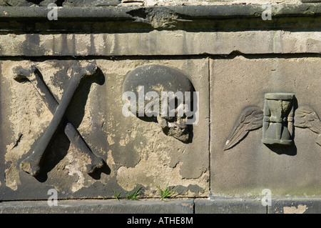 Vieux cimetière Calton, Calton Hill, Édimbourg, Écosse date de 1718. Tombe pierre tombale détail. Crâne, tibias, tempus fugit Banque D'Images