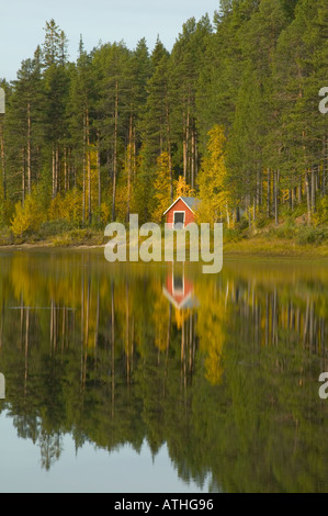 Une cabane au bord du lac nr Jokkmokk Suède Laponie Banque D'Images
