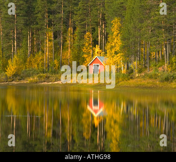Une cabane au bord du lac nr Jokkmokk Suède Laponie Banque D'Images
