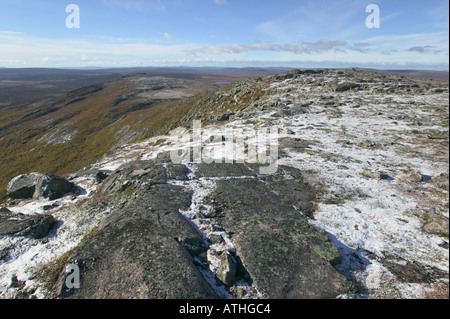 L'ensemble des rayures de la neige au sommet du Mt Jarre 925 mètres nr Jokkmokk Suède Laponie Banque D'Images