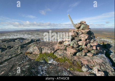 Cairn de pierre sur le sommet du mont Jarre 925 mètres nr Jokkmokk Suède Laponie Banque D'Images