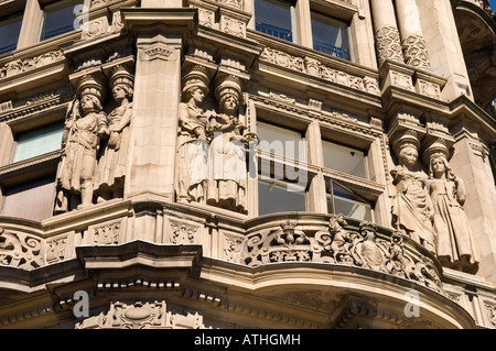 La sculpture sur pierre au-dessus de l'entrée du grand magasin Jenners sur Princes Street, Édimbourg, Écosse. Stocker des dates à partir de 1838 Banque D'Images